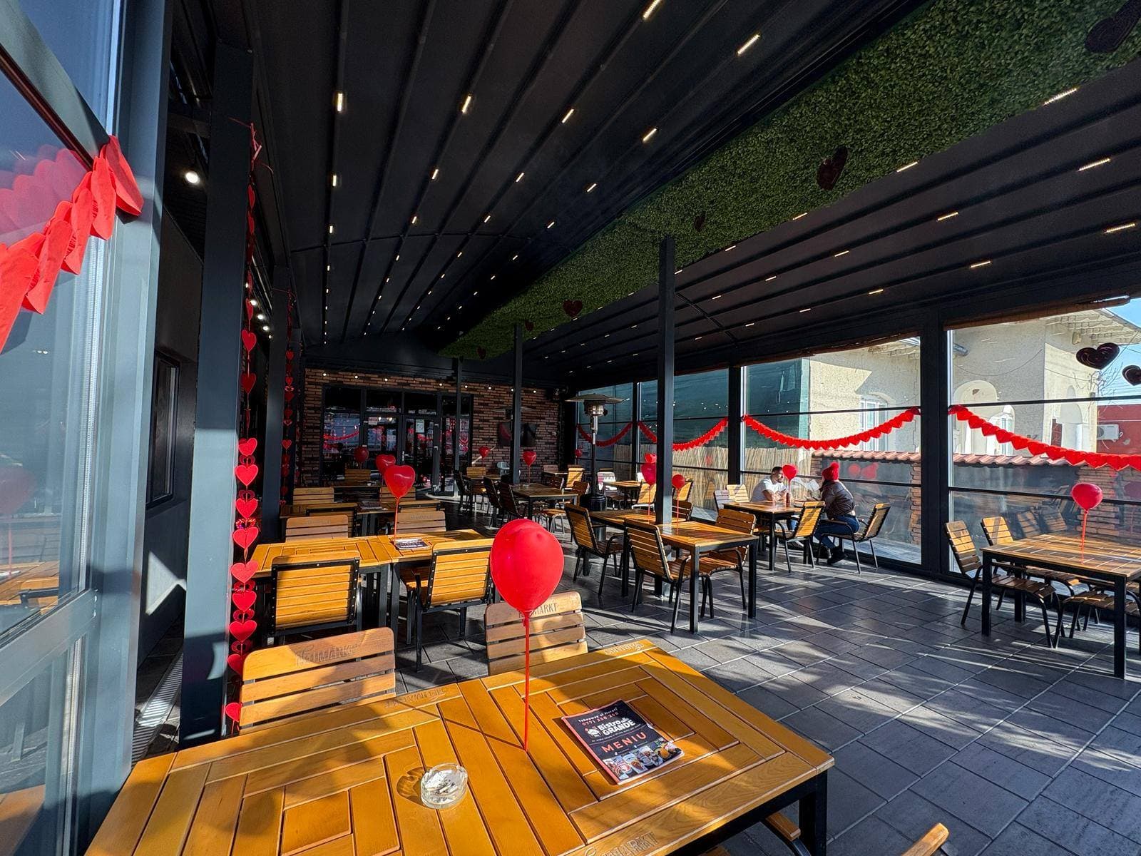 Interiorul restaurantului Bistro AllaGrande
