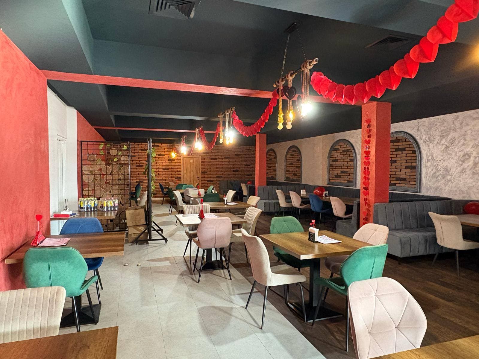 Masă aranjată în restaurantul Bistro AllaGrande