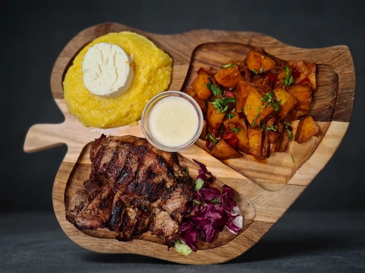 Pastrama de Porc cu Cartofi Taranesti. Branza de Burduf. Mamaliga si Mujdei de Usturoi